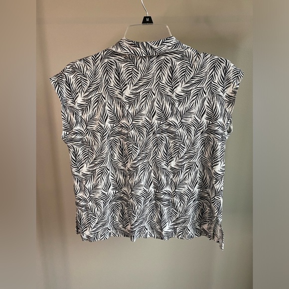 Tahari 100% linen palm leaf tropical style drop shoulder v-neck shirt - Picture 4 of 6